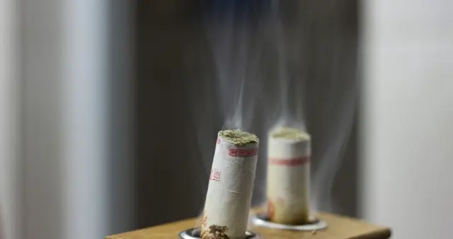 艾灸虽好，并非人人皆宜：详解艾灸的禁忌人群与风险警示