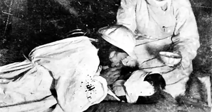 老山战场巡诊，战士患烂裆病不让看，女军医：我是你大姐，怕什么