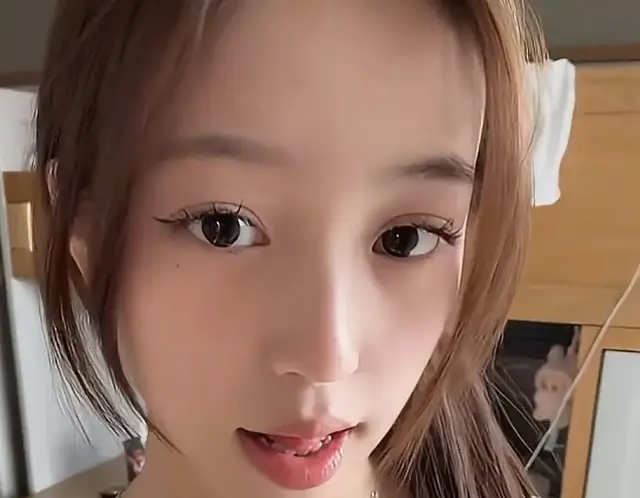 小四月主动发视频晒近照穿着大胆被指不低调，妈妈本不想让她曝光