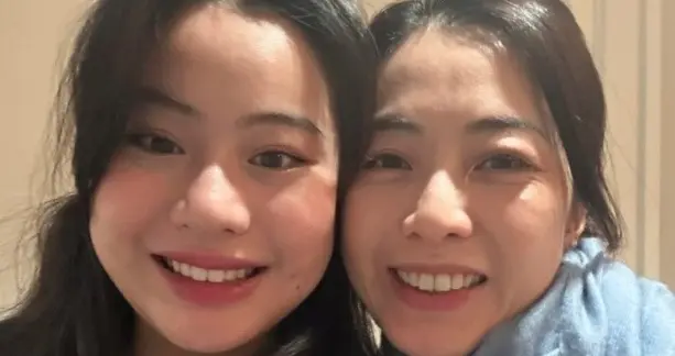 46岁甘比和16岁女儿合影，五官气质相似，刘秀桦额头饱满一脸福相