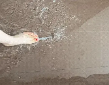 张馨予家水管爆了，她光着脚在地板上玩水，还调侃自己不导电