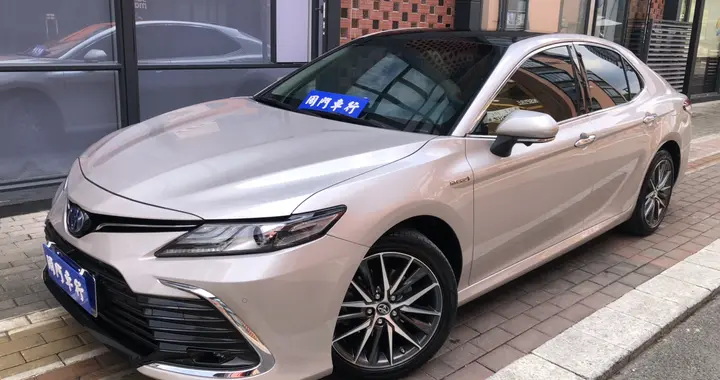 13万多拿下省油王！21款一手丰田凯美瑞双擎，家用代步香不香？