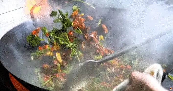 为啥全世界只有中国经常吃炒菜？网友：不是每个国家都用的起铁锅