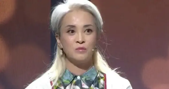 她两度瘫痪，遭丈夫抛弃后一夜白头，64岁惊艳众人成央视超模！