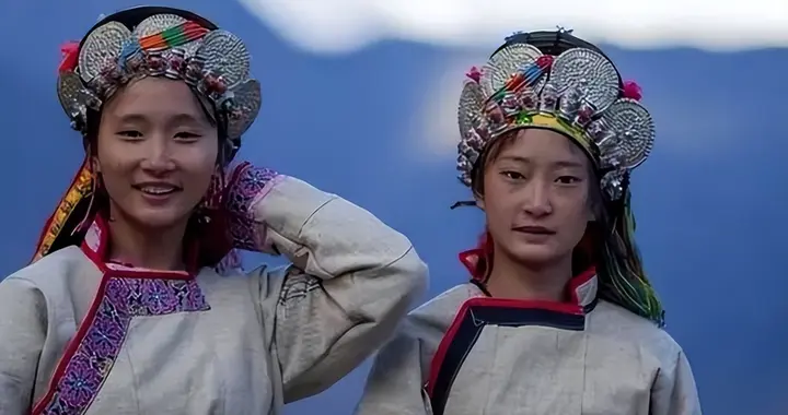 真正的女儿国：男不娶女不嫁，相中就晚上爬窗户，孩子扔给舅舅养