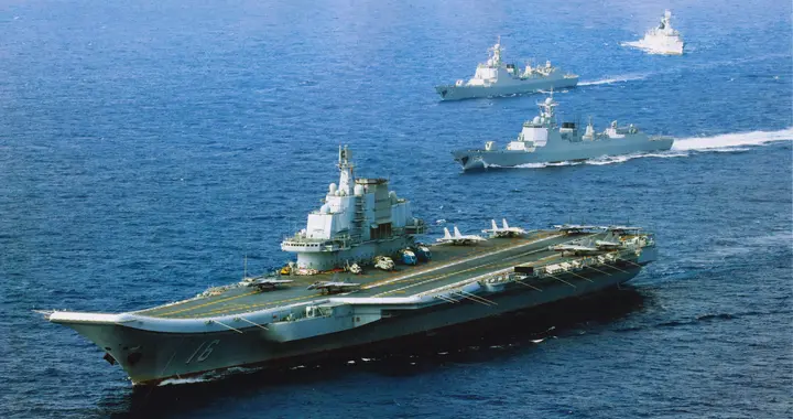 中美舰队隔空对阵！航母对航母，双电侦船夹击，055大驱组队压阵