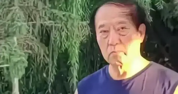 凄凉独居，穿破旧衣服挤地铁，76岁牛群现状唏嘘，冯巩这句话深了