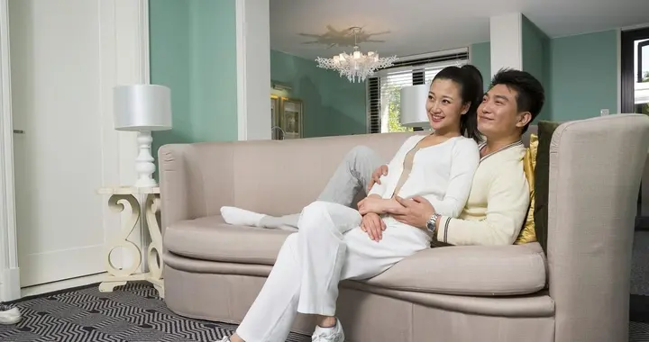 很多夫妻不是不爱了，而是走着走着就“散了”，原因很现实