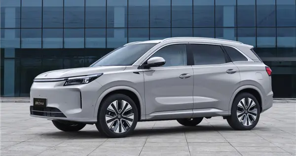 第三代赛力斯蓝电E5 PLUS正式上市：11.98万起售，车内自带泡茶台