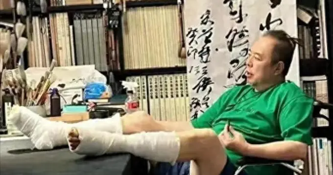 善恶终有报！贬低中国、放弃国籍，68岁瘫在轮椅的张铁林活成笑话