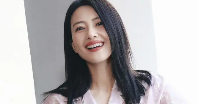 高圆圆美得不张扬！一袭粉裙素雅清新，简简单单就很舒服！