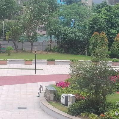 A生生长盛：医院门诊与住院部连在一起，有