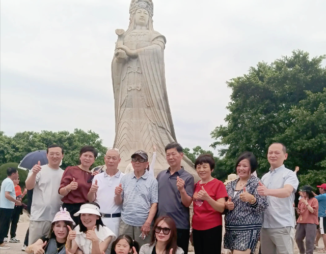 瑾汐全家出动去拜妈祖，大哥成专门带娃的，网友曝出大姐夫照片