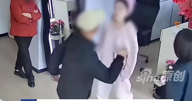 女儿被父亲逼迫贷款30万续：更多内幕曝光，打钱十几万换不来亲情