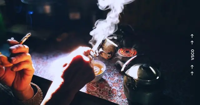 只有在保安大哥递来的那根真龙烟里，我才肯承认自己真的老了。