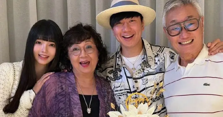 林俊杰晒全家福官宣，是第一个被公开承认的女友，背20万包拍照