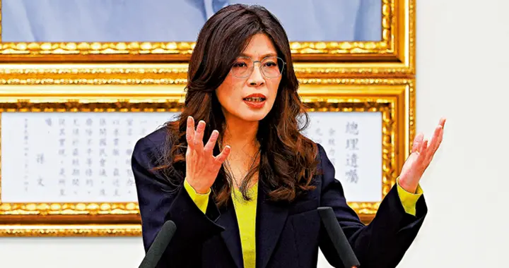 郑丽文应邀访陆，不到24小时，一架美专机降落台北，台军开始冒险