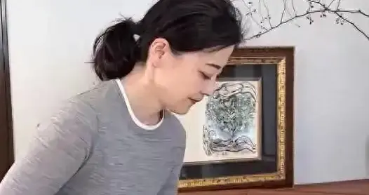 梅婷穿两千多块的外套去菜地拔菠菜，把娱乐圈那套假精致撕得稀碎