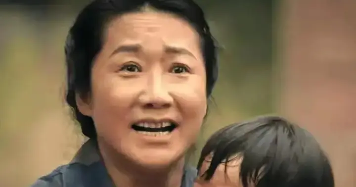 她是公认的“妈妈专业户”，56岁不婚不育，母亲是她最大的后盾