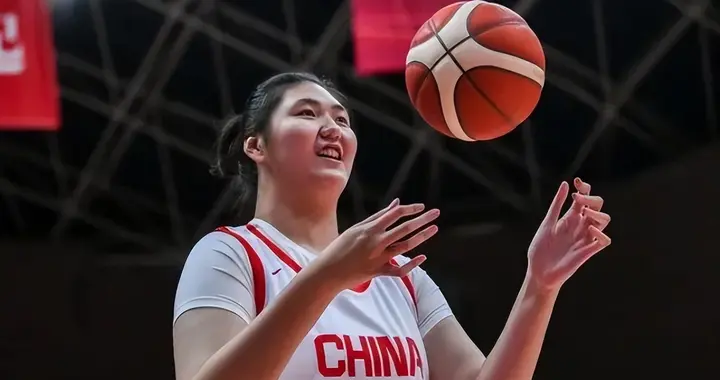 张子宇12中11砍28分都带不动！中国女篮输2分，20次失误才是真凶