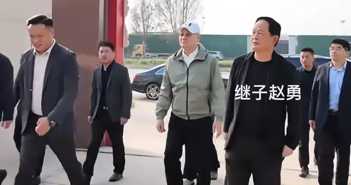 迟重瑞和继子现身保定，73岁的他面色红润，打扮的比继子还显年轻