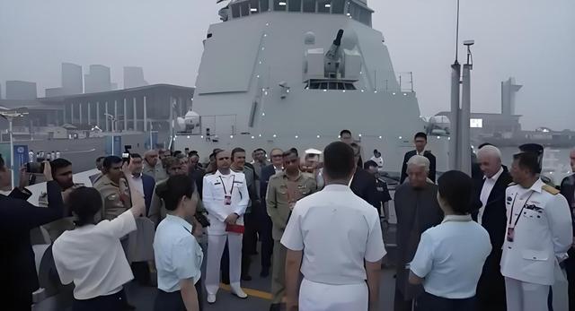 上合组织防长参观052D驱逐舰， 伊朗防长伫立052D甲板若有所思