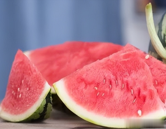 夏季要忌嘴，吃凉不吃寒！建议“少吃2瓜多吃3菜”，营养多元化