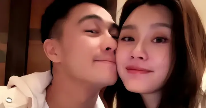 奚梦瑶嫁入赌王家族后，与何猷君生下了一儿一女