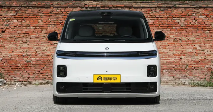 零跑D99：三十万级纯电MPV的“带娃好车”，全家人都满意！