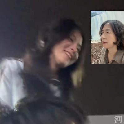 落叶有情：男孩正在和妈妈打视频电话， 他