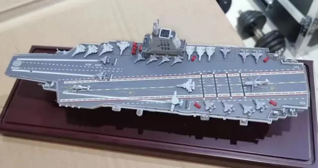 福建舰完整状态亮相后，搭载80架左右舰载机，歼15T和歼35搭配