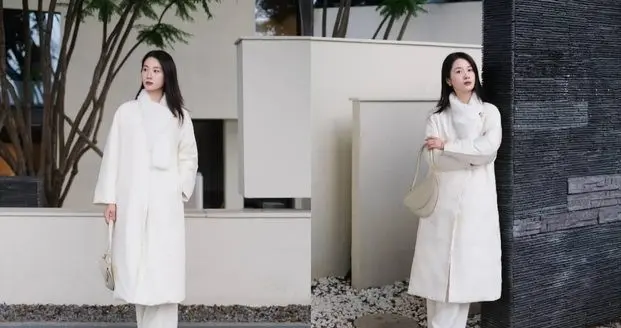 奶白长羽绒服配毛绒围巾，9 个动作拍出冬日优雅感
