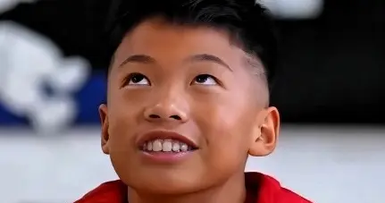 三万人看小孩踢球，十岁新星独中六元，十二岁少年当众拒绝主持人