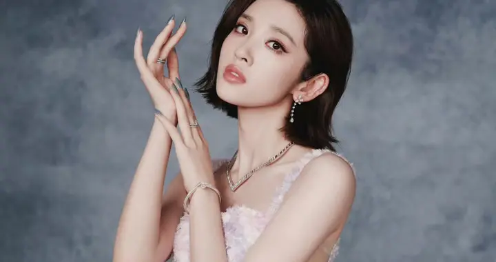 唐艺昕紫繁花礼服，以柔美裙摆诠释笃定气场