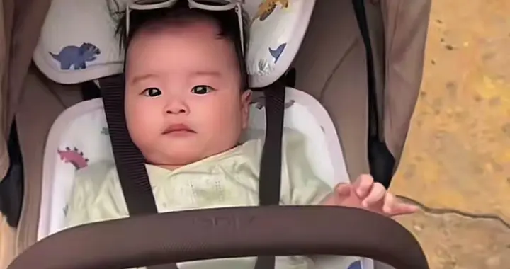 马筱梅带娃逛泡泡玛特，曾带玥儿去过，汪吉辰面容清秀更像妈妈