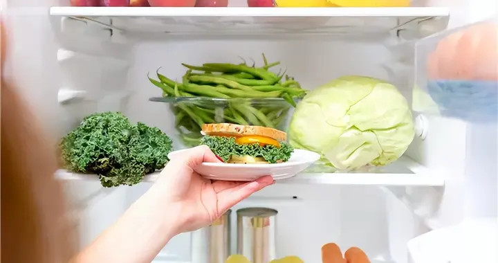 医生奉劝：冰箱久放的 3 种食物，再好吃也别吃，可能是肝癌的诱因