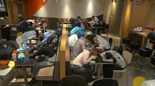 香港市民吐槽内地穷游游客：没钱还旅游？为了省钱晚上睡在肯德基