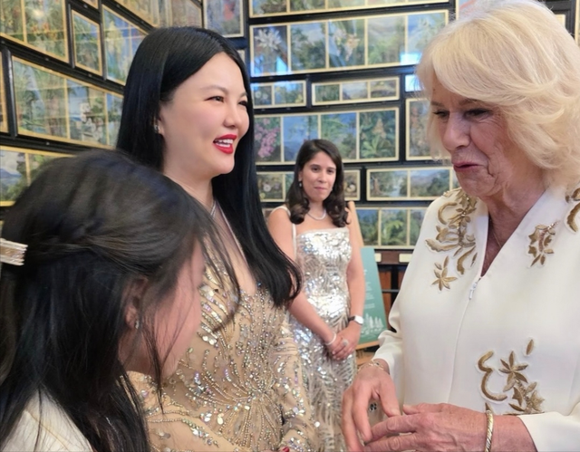 李湘携王诗龄参加英国皇室聚会，和卡米拉握手热聊，和碧翠丝合影