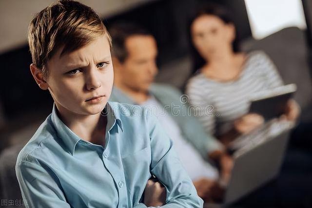 孩子逼着你要手机，到底给不给呢？