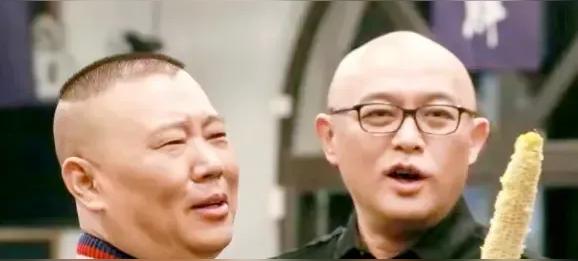 郭德纲见了孟非称呼“亲家”，孟非清醒着呢，问他准备了多少聘礼，郭德纲财大气粗：“北京城四合院3套！”