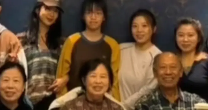 32岁杨紫陪父母和家人相聚，杨紫父亲低调随和，杨紫母亲状态年轻