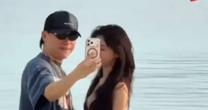 胡彦斌和易梦玲船上亲吻，网友扒出同款，两人相差16岁！美女缘好