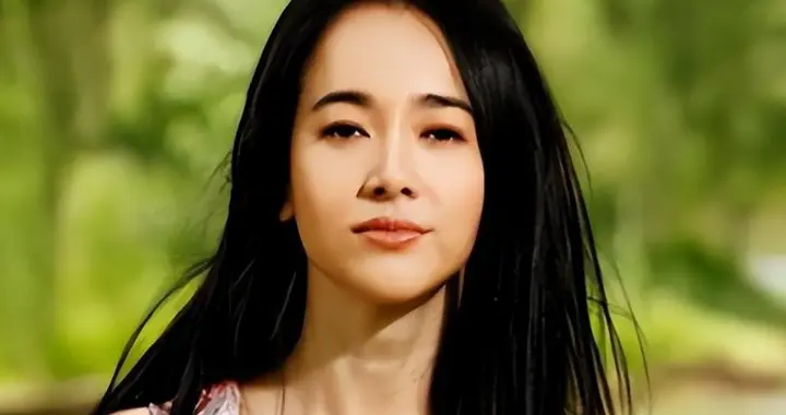 曾迷倒王志文，与陈道明传过绯闻，婚姻失败后，重返荧幕