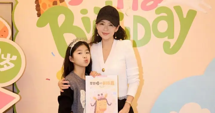 章子怡为10岁女儿庆祝生日，现场宣布女儿即将出版漫画书。
