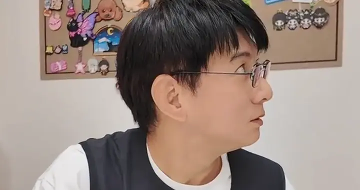 55岁吴奇隆戴老花镜熬夜拼豆，表情蒙圈大崩溃，网友：心酸又好笑