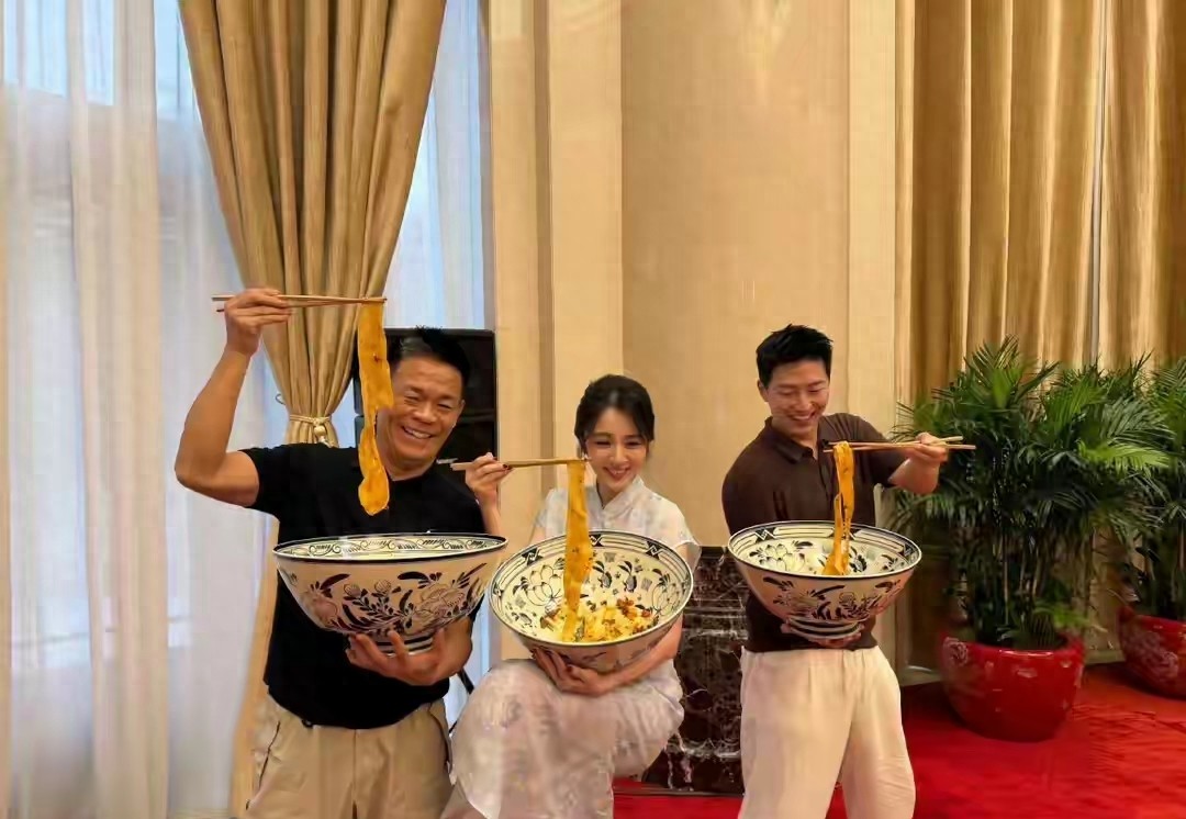孙浩窦骁捧老碗咥面！《主角》回西安，这画风太真实