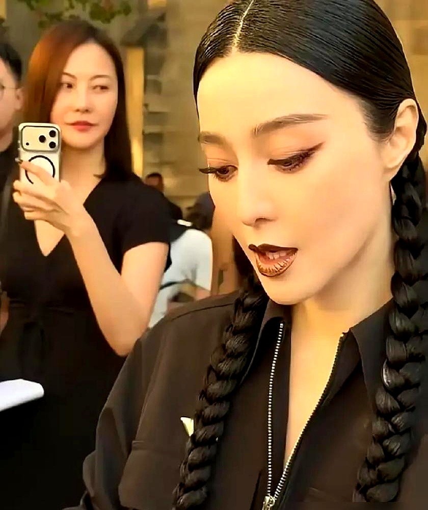 李冰冰坐在Armani秀场台下看秀，镜头一晃而过。  同一片秀场，不同...
