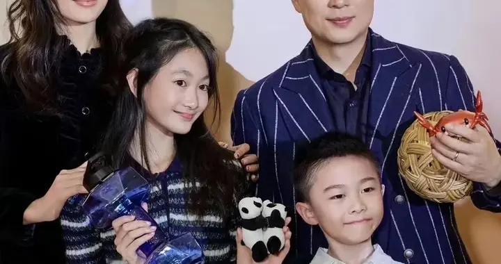 李小鹏女儿奥莉近照惹争议，脸型随妈长相太老气，14岁像40岁