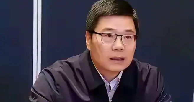 中国篮球迎来白衣骑士！CBA金主入驻，收获三大利好，郭振明减压