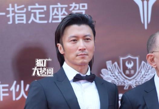 华表奖红毯看点，易烊千玺显成熟，王一博拘谨，谢霆锋造型老气